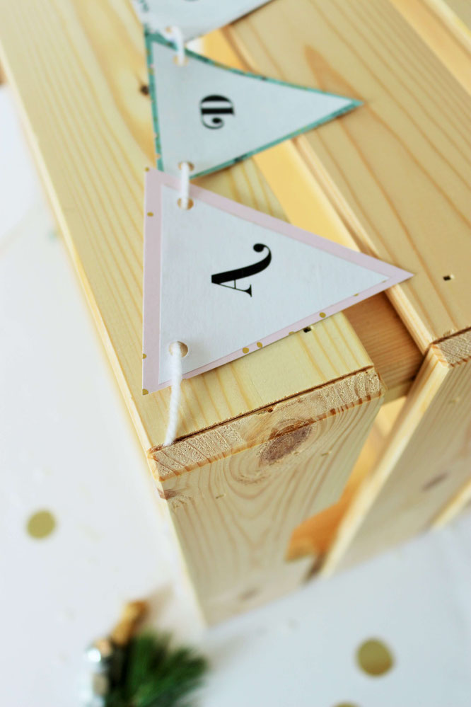 Bild: DIY Adventskalender samt Holzkiste selber machen - mit Freebie Bastelvorlage für Girlande und Adventskalenderzahlen von Partystories.de // #Advent #Adventskalender #DIYadventskalender #Adventskiste