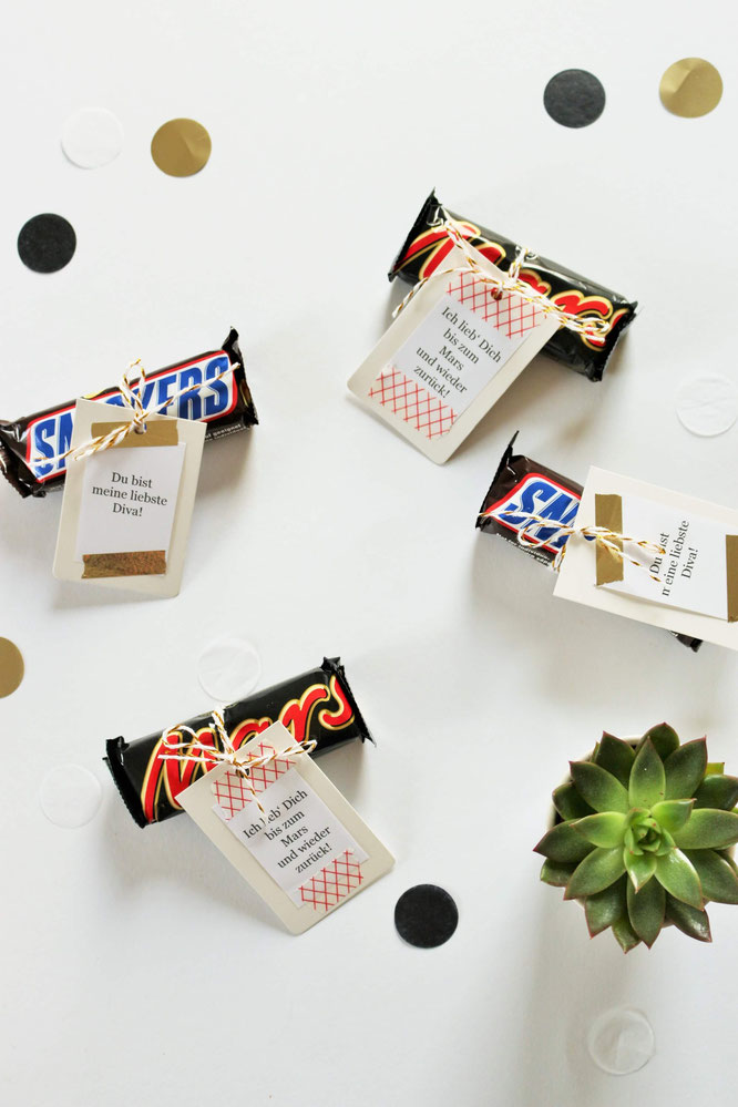 Bild: Geschenk Idee Schokolade // So einfach kannst Du Schokoriegel schön verpacken und verschenken, mit Freebie Bastelvorlage für Geschenkanhänger! (gefunden auf www.partystories.de)