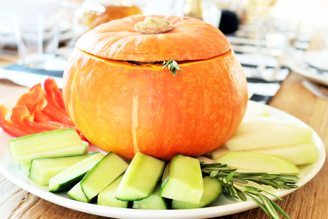 Bild: Rohkostplatte als Partyfood mit Dip aus dem Kürbis - leckeres und einfaches Rezept für den Herbst und Halloween; gefunden auf www.Partystories.de