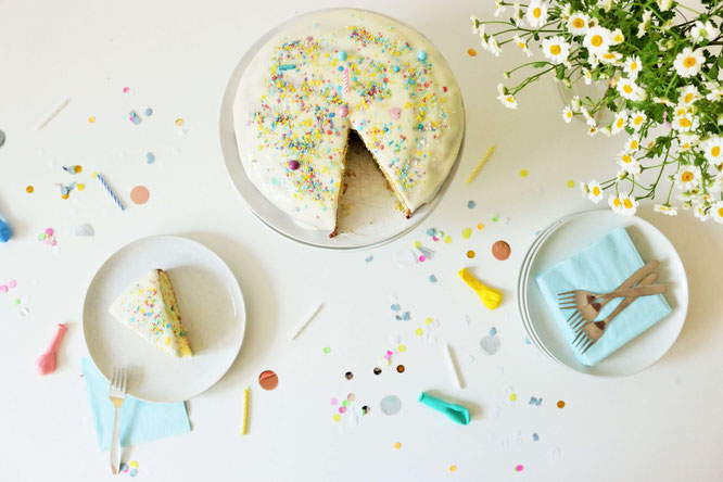 Bild: Funfetti Ruehrkuchen Rezept // So einfach einen bunten Kuchen mit Streuseln backen – perfekt zur Einschulung, den Kindergeburtstag, oder eine bunte Funfetti-Konfetti Party // Rezept & Fotos vom Kreativblog Partystories.de Düsseldorf // #Kuchenrezept