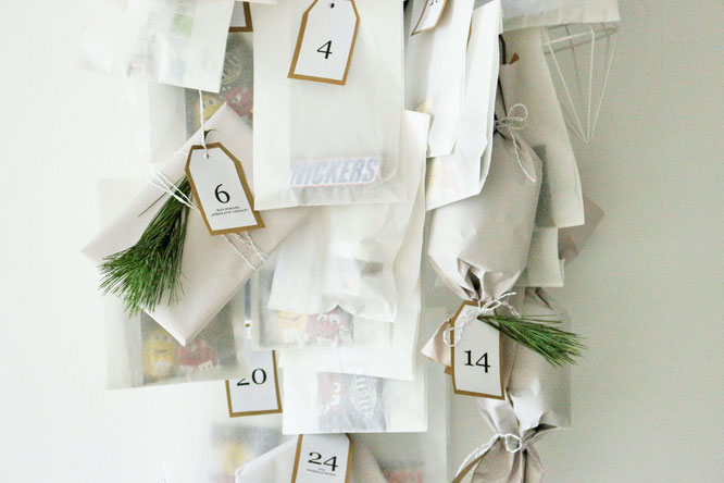Bild: DIY Adventskalender mit Papiertüten zum Aufhängen selber machen - mit Freebie Bastelvorlage für Adventskalenderzahlen von Partystories.de // #Advent #Adventskalender #DIYadventskalender #DIYdeko