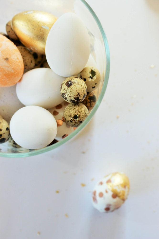 • Bild: DIY Dekoration für Ostern – Ostereier mit Servietten und Blattgold basteln, die Alternative zum Ostereier bemalen; Ideen und Anleitung gefunden auf www.partystories.de