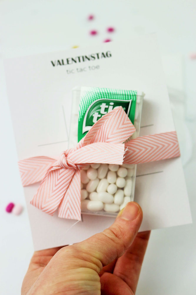 Bild: DIY Geschenk zum Valentinstag für Sie und ihn: tic-tac-toe Spiel mit Süßigkeiten verschenken, inkl. kostenloser Bastelvorlage auf Partystories.de // #valentinstag #galentinesday #diygeschenk #selberbasteln #partystories