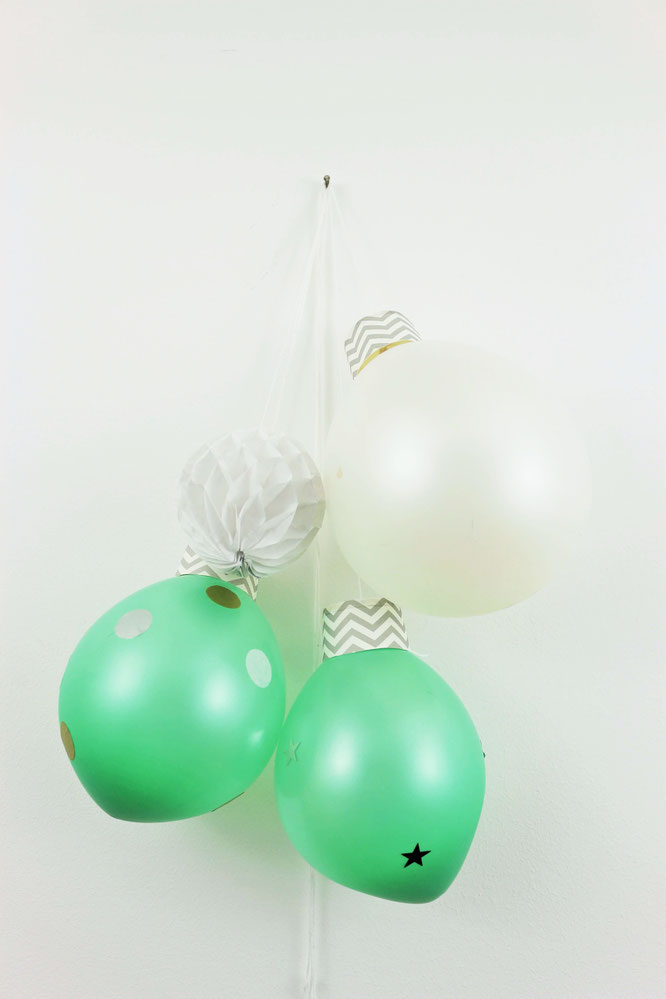 Bild: Weihnachtsdekoration aus Luftballons ganz einfach selber machen - mit Luftballons, Muffinförchen oder Pappbechern und Konfetti, schöne Deko für Weihnachten oder die Silvesterparty!