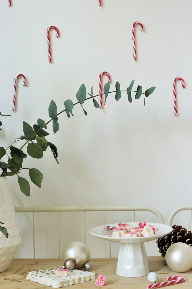 Bild: Zuckerstangen Pralinen Rezept, Pralinen schnell selber machen mit Zuckerstangen, Gesschenkidee aus der Kühe für Weihnachten als selbstgemachtes Weihnachtsgeschenk, gefunden auf Partystories.de