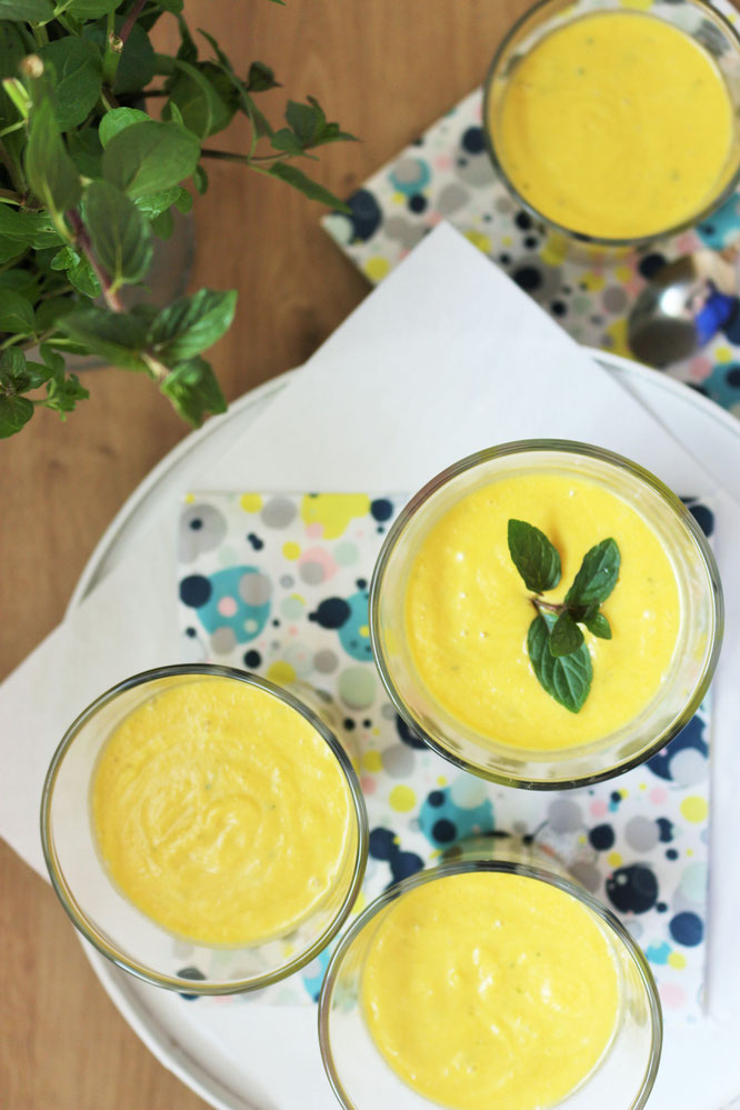 Bild: Schnelles und einfaches Rezept für eine leckere Mango-Kokosmilch Creme als Dessert, perfekt als Nachtisch für jede Party, vegan und laktosefrei, von www.partystories.de