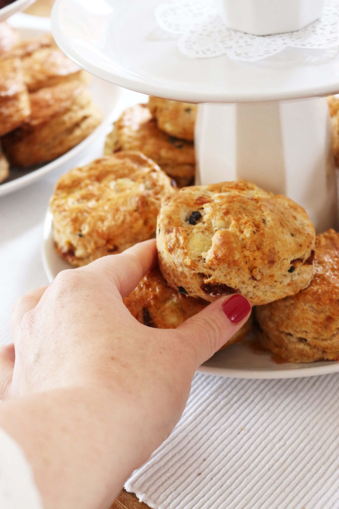 Bild: Einfaches rezept für herzhafte Scones - leckere herzhafte Scones für einen Brunch oder die Tea Party mit getrockneten Tomaten, Oliven und Schafskäse ganz einfach selber backen; gefunden auf www.partystories.de