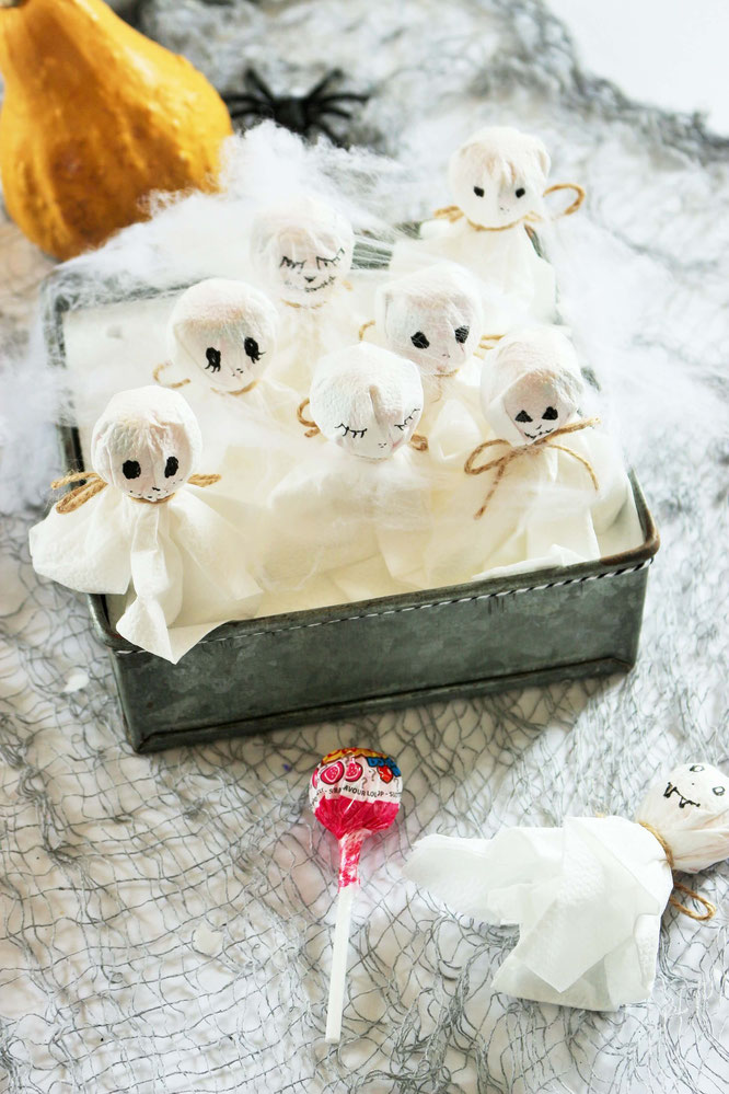 Bild: Eine schnelle last-minute Idee, um Halloween Süßigkeiten zu verpacken: Als Geister-Lutscher samt Servietten, gefunden auf www.partystories.de