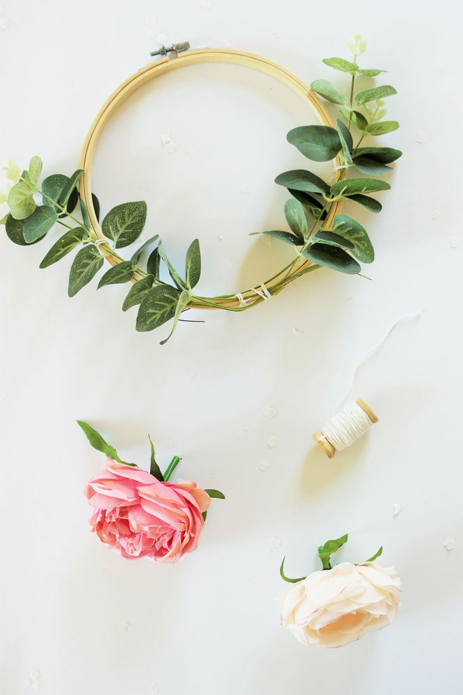 Bild: DIY Dekoration mit runden Holz-Stickrahmen und Blumen selber basteln: Mit dieser Schritt-für-Schritt Anleitung kannst Du schöne Deko für die Party oder Hochzeit im Vintage-Stil oder Boho-Stil selber machen; gefunden auf www.partystories.de