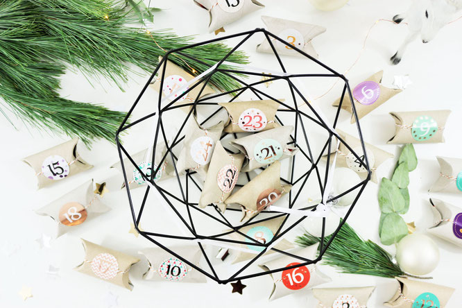 Bild: DIY Upcycling und zero waste Adventskalender gestalten – mit dieser Anleitung ganz einfach, günstig und schnell einen DIY Adventskalender aus Papierrollen selber machen // gefunden auf www.partystories.de // #diyadventskalender #upcycling #zerowaste
