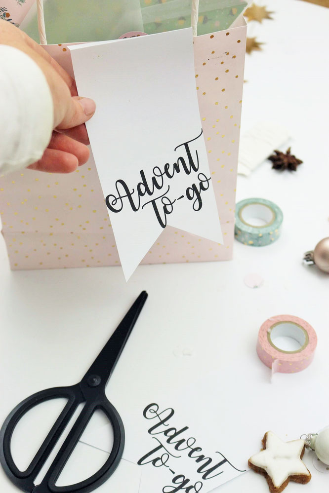 Bild: DIY Geschenk Idee für Advent und Weihnachten to-go, in der Tüte - ein kreatives Motto Geschenk für Advent und Weihnachten zum selber basteln mit Freebie Bastelvorlage für Geschenkanhänger zum ausdrucken, gefunden auf www.partystories.de