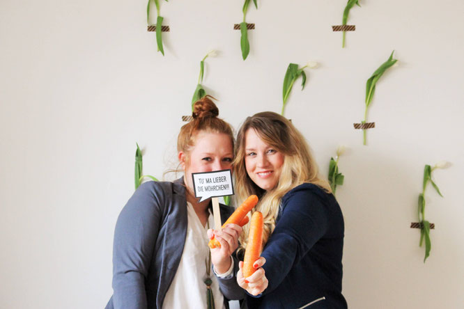 Bild: DIY Oster Schilder basteln - Mit dieser Freebie Bastelvorlage Oster Schilder und Photoprops als Deko für Ostern selber machen; gefunden auf www.partystories.de