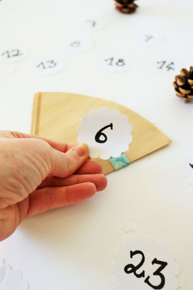 Bild: DIY Upcycling Adventskalender mit Kaffeefilter zum Aufhängen selber machen - Ideen und Schritt-für-Schritt Anleitung von Partystories.de // #Advent #Adventskalender #DIYadventskalender #Upcycling