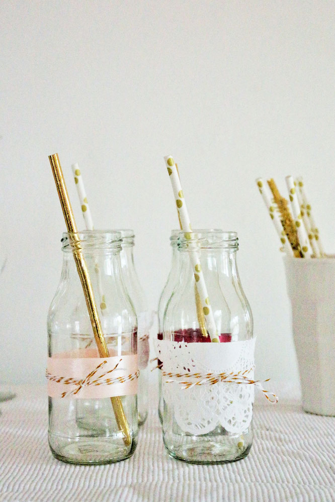 Bild: DIY Deko Ideen für die Party und die Hochzeit mit Tortenspitze - so einfach kannst Du Tischedeko, Vasen, Flaschen und Gläser mit Tortenspitze und Seidenbändern schön machen; gefunden auf www.partystories.de