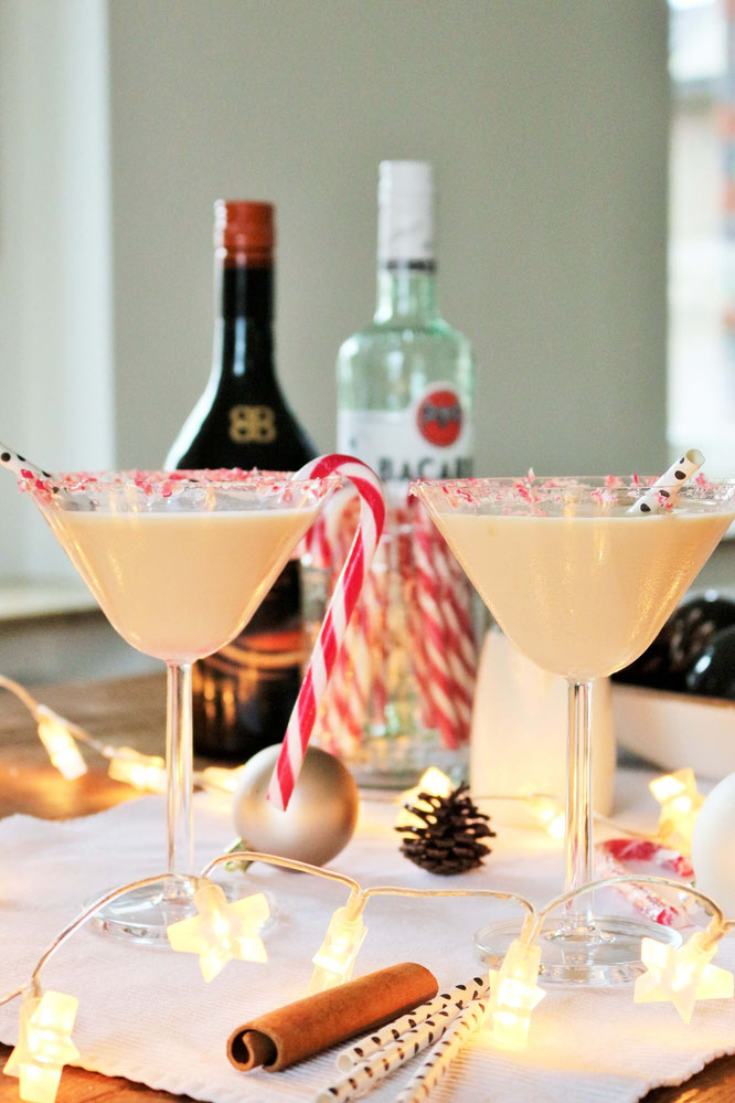 Bild: Dieses Rezept für einen leckeren und cremigen Candy Cane Cocktail mit Zuckerstangen solltest Du unbedingt im Advent und an Weihnachten mal probieren! gefunden auf www.partystories.de