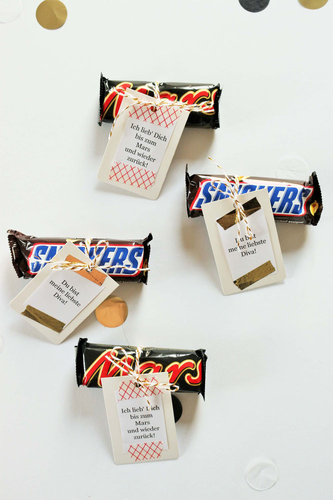 Bild: Geschenk Idee Schokolade // So einfach kannst Du Schokoriegel schön verpacken und verschenken, mit Freebie Bastelvorlage für Geschenkanhänger! (gefunden auf www.partystories.de)