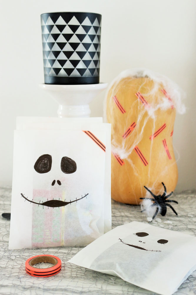 Bild: Eine schnelle last-minute Idee, um Halloween Süßigkeiten zu verpacken - in Brotpapier Tüten samt aufgemalten Gespenster- und Geistergesichtern. Anleitung und noch mehr DIY Halloween Ideen zum Feiern gibt's auf www.partystories.de