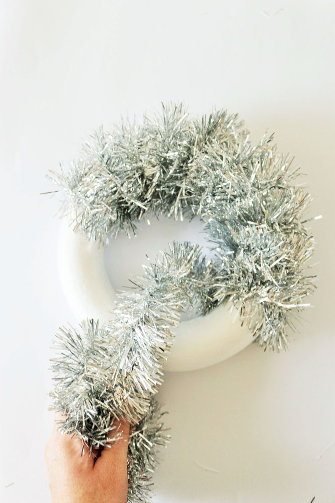 Bild: DIY Lametta Deko Ring - Mit dieser Anleitung schöne Lametta Deko für Weihachten und Silvester als Ring ganz einfach, günstig und kreativ selber machen // gefunden auf www.partystories.de // #partydeko #diydeko #silvester #silvesterparty #lametta