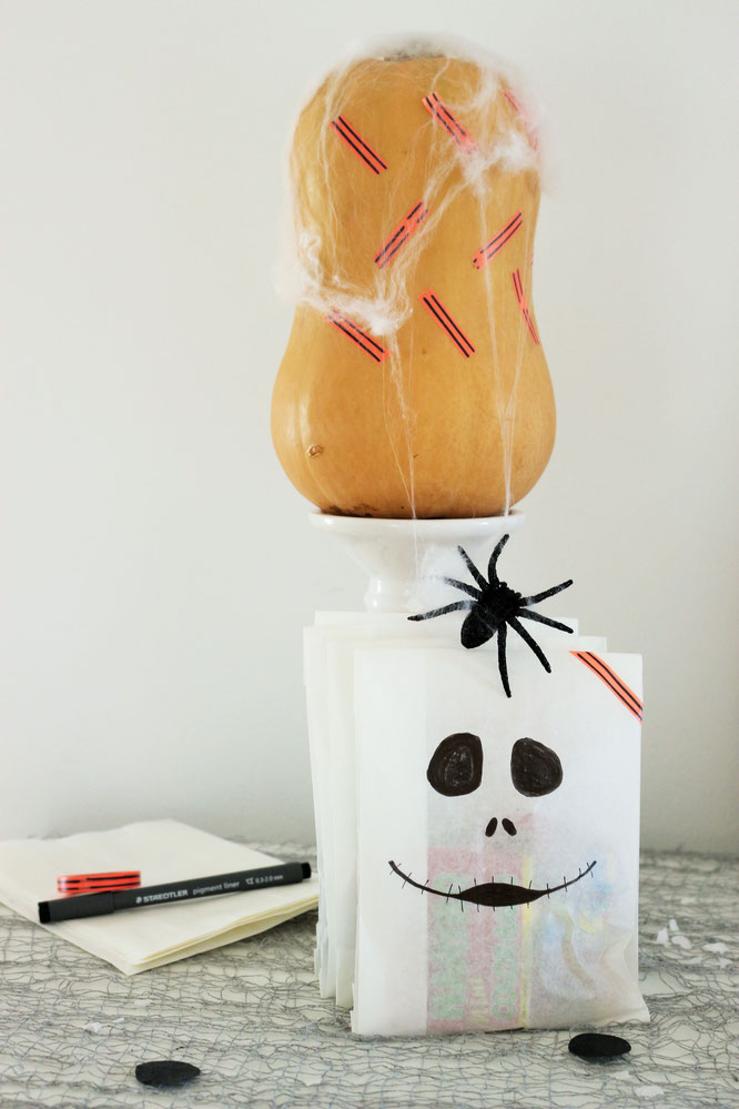 Bild: Eine schnelle last-minute Idee, um Halloween Süßigkeiten zu verpacken - in Brotpapier Tüten samt aufgemalten Gespenster- und Geistergesichtern. Anleitung und noch mehr DIY Halloween Ideen zum Feiern gibt's auf www.partystories.de