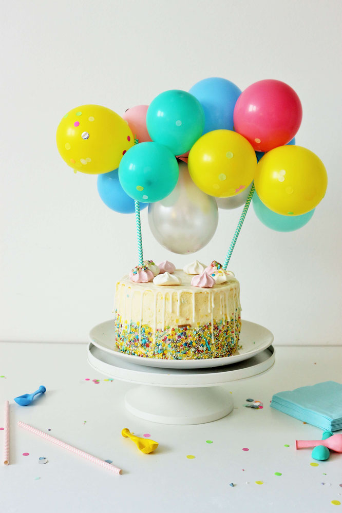 Bild: Funfetti-Torte ohne backen umsetzen // Mit dieser Anleitung ganz einfach eine coole Tiefkühl-Torte aufpeppen, und mit Streuseln sowie Kuvertüre als Drip-Cake für Geburtstag, Kindergeburtstag, Einschulung & die Party gestalten // Partystories.de Blog