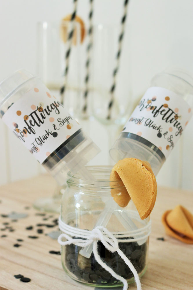 Bild: Konfetti-Popper einfach selber machen, ein schönes DIY Geschenk für die Hochzeit, zum Geburtstag oder Silvester, mit Freebie für Banderole "Konfettiregen bringt Glück & Segen", gefunden auf www.Partystories.de