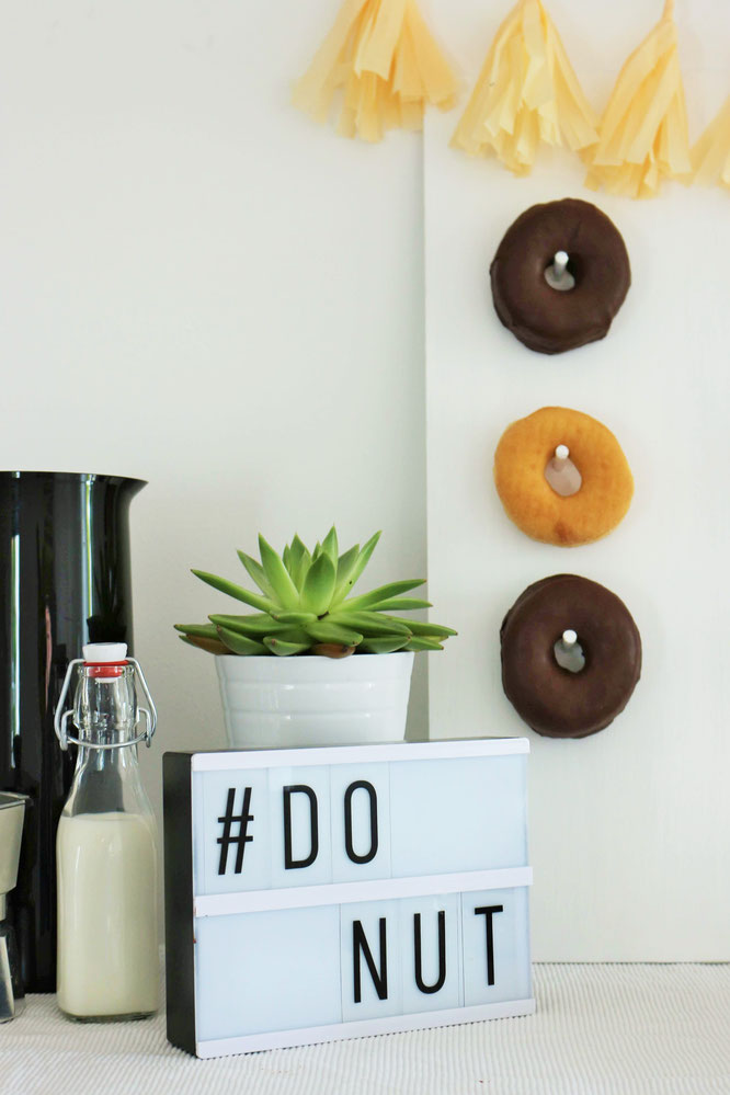 Bild: DIY Donut/Bagel Wall, mit dieser Schritt-für-Schritt Anleitung Mit dieser Schritt-für-Schritt Anleitung machst Du eine eigene Donut/Bagel Wand für die Hochzeit oder jede andere Party als Deko, von www.partystories.de!