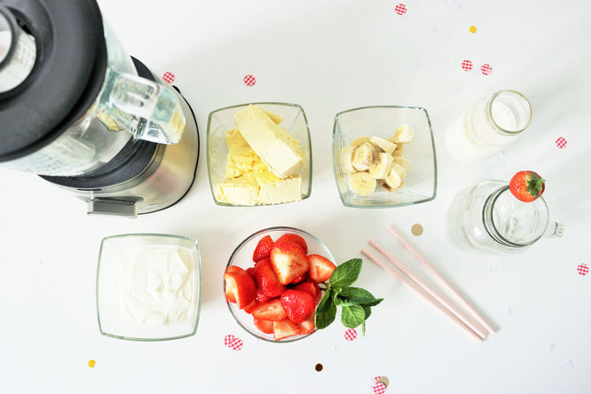Bild: Gesunder Smoothie-Milkshake mit Erdbeeren, Bananen und Joghurt – mit diesem Rezept ganz einfach leckere Shakes für die Party und jeden Anlass zum feiern mixen // gefunden auf dem DIY-, Kreativ- und Foodblog www.partystories.de // #Erdbeerrezept