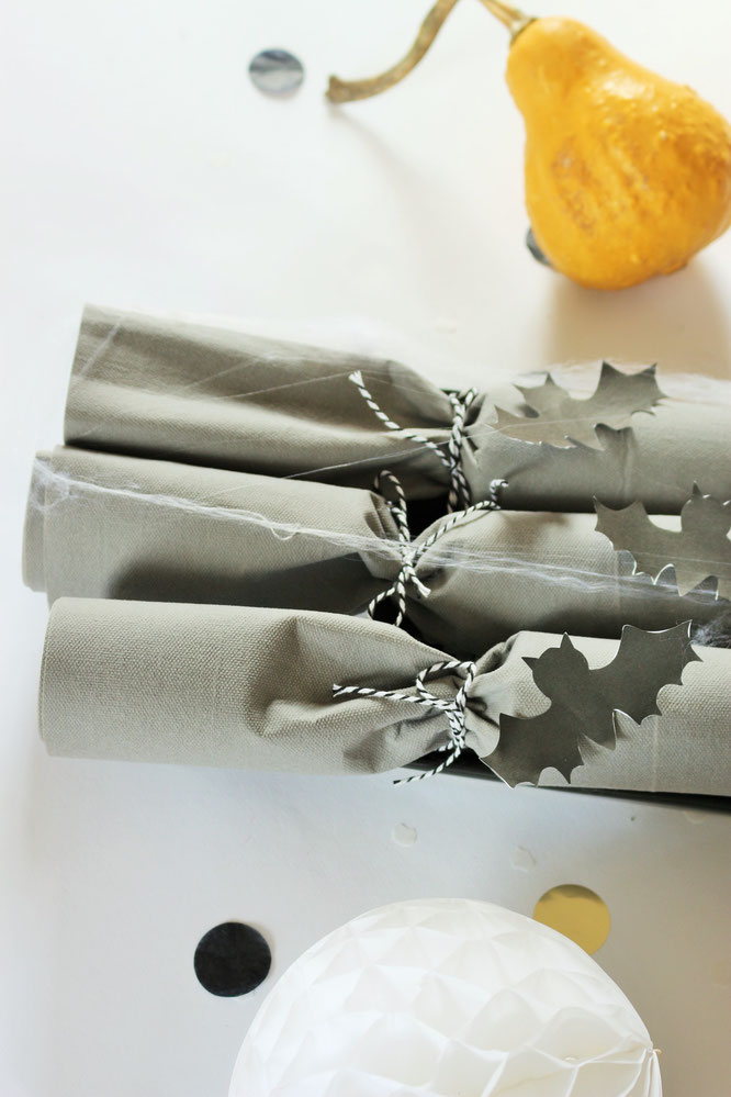 Bild: Eine schnelle last-minute Idee, um Halloween Süßigkeiten zu verpacken - als Knallbonbons mit Toilettenpapier-Rollen Upcycling und Servietten, inkl. Fledermaus Bastelvorlage; noch mehr DIY Ideen für Halloween gibt's auf www.partystories.de