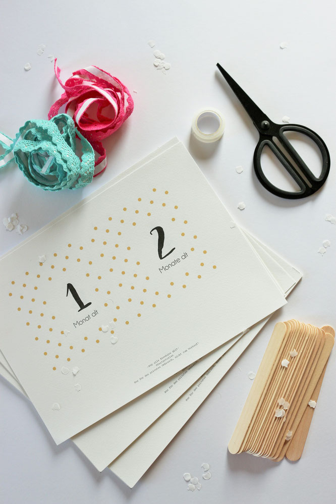 Bild: // DIY Baby Meilenstein Karten // Mit dieser Bastelanleitung und Freebie Bastelvorlage kannst Du deine ganz eigenen Baby Milestone cards als Geschenk Idee zur Schwangerschaft oder Geburt selber machen, gefunden auf www.partystories.de