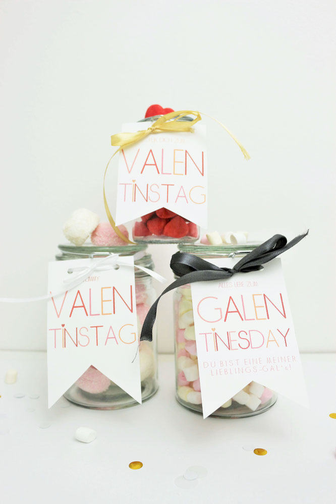 Bild: DIY Geschenkanhaenger Valentinstag – mit dieser kostenlosen Bastelvorlage schöne Geschenkanhänger zum Valentinstag für sie und ihn und dem Galentinesday ausdrucken // gefunden auf partystories.de // #Valentinstag #DIYgeschenk #selberbasteln