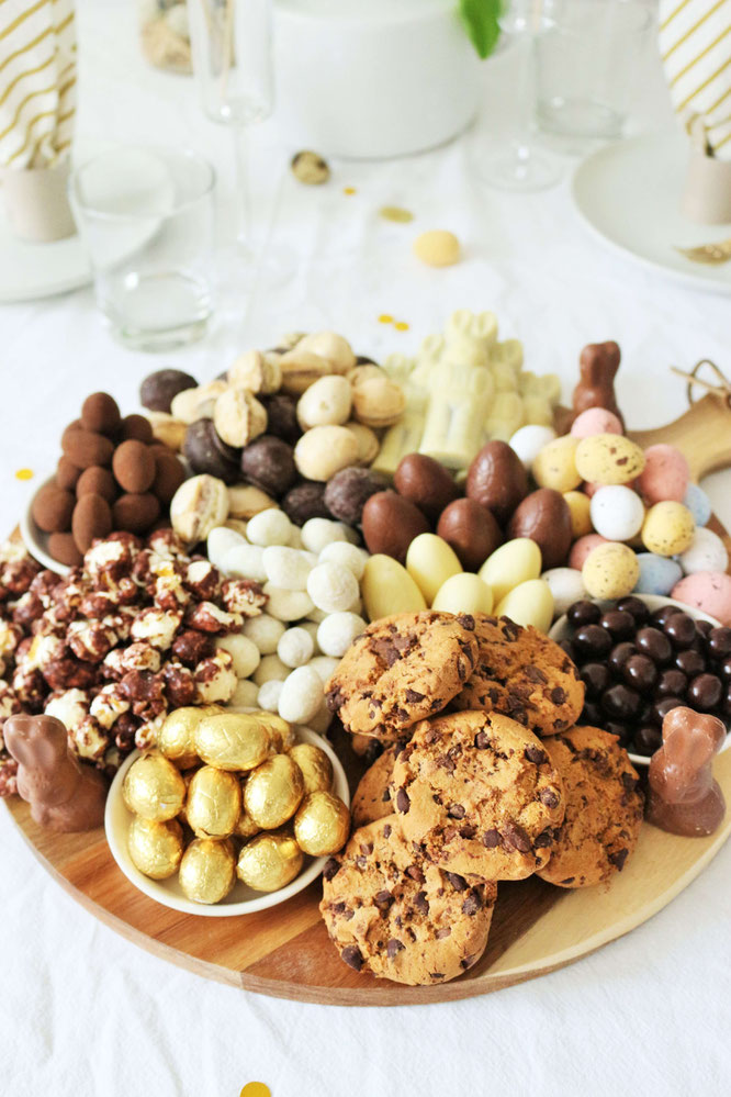 Bild: Schokolade mal anders als Grazing Platter oder Grazing Board zum Oster Brunch servieren - so geht der Food Trend der Partyplatte für Ostern! // Anleitung & Fotos von Partystories.de // #Ostern #Partyfood #Osternfeiern #Tischdeko #Osterparty #Brunch