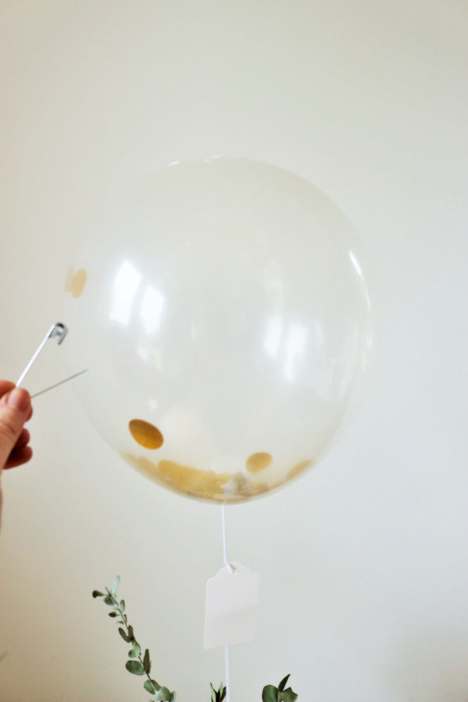 Bild: Botschaften im Konfetti-Luftballon verstecken, um Schwangerschaft zu verkünden, die Trauzeugin/Brautjungfern zu fragen, für Einladungen uvm. - einfach Freebie Botschaften ausdrucken und im Luftballon verstecken; gefunden auf www.partystories.de