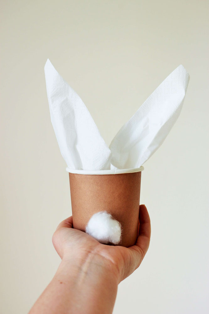 Bild: DIY Ostergeschenk aus Pappbechern, eine schnelle Geschenkidee zum selber machen für Ostern aus Pappbechern, Watte und Servietten von Partystories.de