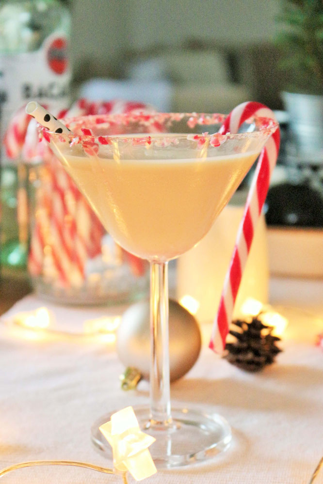 Bild: Dieses Rezept für einen leckeren und cremigen Candy Cane Cocktail mit Zuckerstangen solltest Du unbedingt im Advent und an Weihnachten mal probieren! gefunden auf www.partystories.de