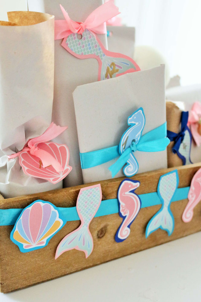 Bild: DIY Adventskalender für Kinder im Meerjungfrauen und Unter Wasser Stil basteln, Anleitung und Ideen zum Befüllen vom DIY Deko & Partystyling Blog Partystories.de // #Adventskalender #DIYadventskalender #Meerjungfrauen #Mermaid #unterWasser #basteln