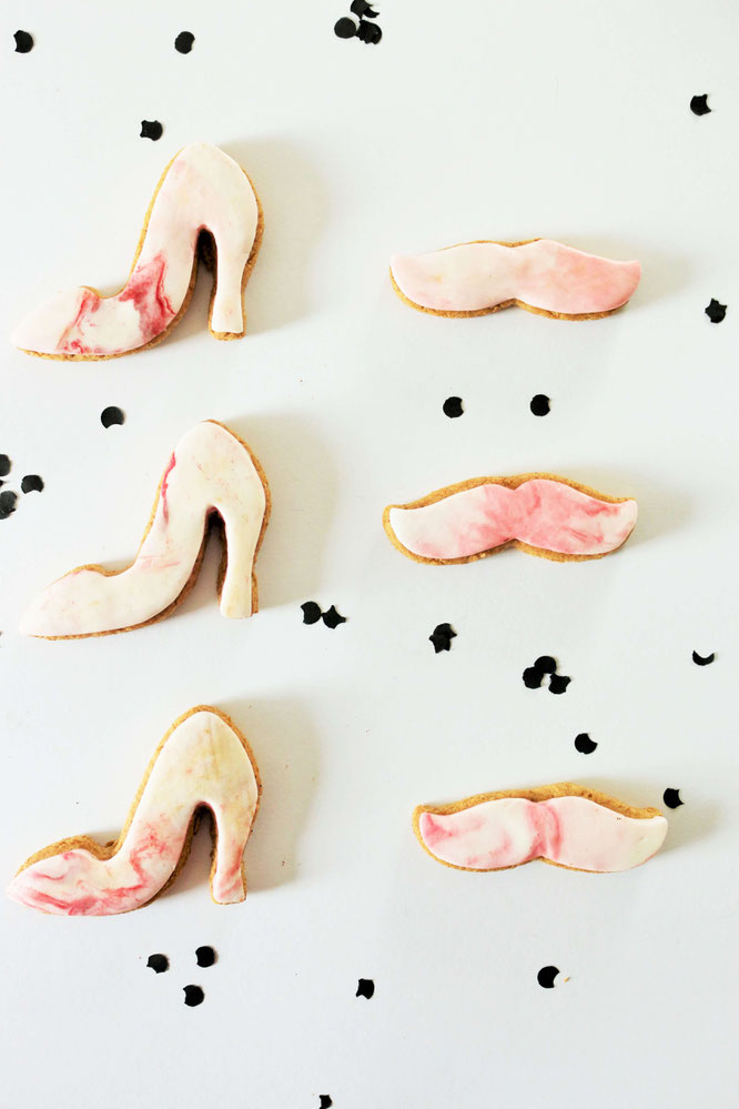 Bild: Ob Kekse, Plätzchen oder Cookies - mit diesem Rezept für Mürbeteig Kekse und Fondant backst Du schnell besondere Kekse für jeden Anlass, von Partystories.de