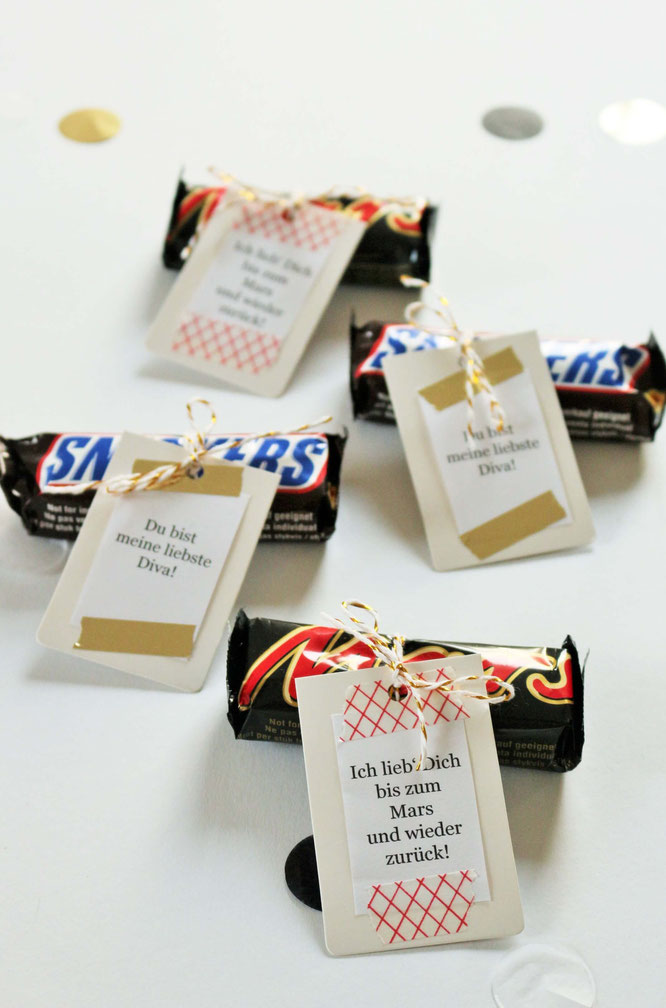 Bild: Geschenk Idee Schokolade // So einfach kannst Du Schokoriegel schön verpacken und verschenken, mit Freebie Bastelvorlage für Geschenkanhänger! (gefunden auf www.partystories.de)