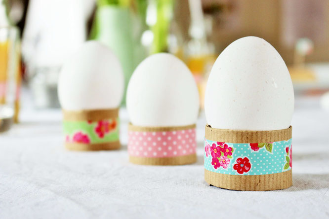 Bild: DIY Eierbecher Upcycling Idee - mit Klopapier Rolle oder Küchenpapier Rolle und Washitape ganz einfach Eierbecher als Tischdeko, für Ostern oder den Brunch selber basteln; gefunden auf www.partystories.de