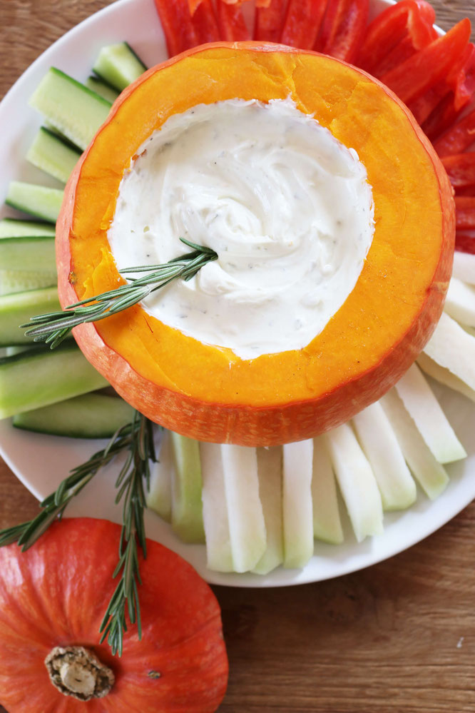 Bild: Rohkostplatte als Partyfood mit Dip aus dem Kürbis - leckeres und einfaches Rezept für den Herbst und Halloween; gefunden auf www.Partystories.de
