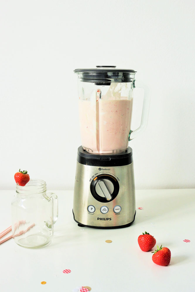 Bild: Gesunder Smoothie-Milkshake mit Erdbeeren, Bananen und Joghurt – mit diesem Rezept ganz einfach leckere Shakes für die Party und jeden Anlass zum feiern mixen // gefunden auf dem DIY-, Kreativ- und Foodblog www.partystories.de // #Erdbeerrezept