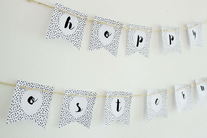 Bild: DIY Oster Deko Girlande - Mit dieser Freebie Bastelvorlage Oster Deko ganz einfach selber basteln; gefunden auf www.partystories.de