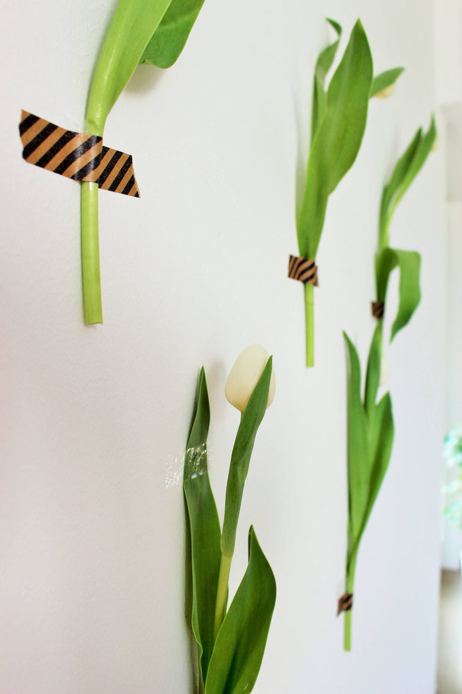 Bild: DIY Oster Schilder basteln - Mit dieser Freebie Bastelvorlage Oster Schilder und Photoprops als Deko für Ostern selber machen; gefunden auf www.partystories.de