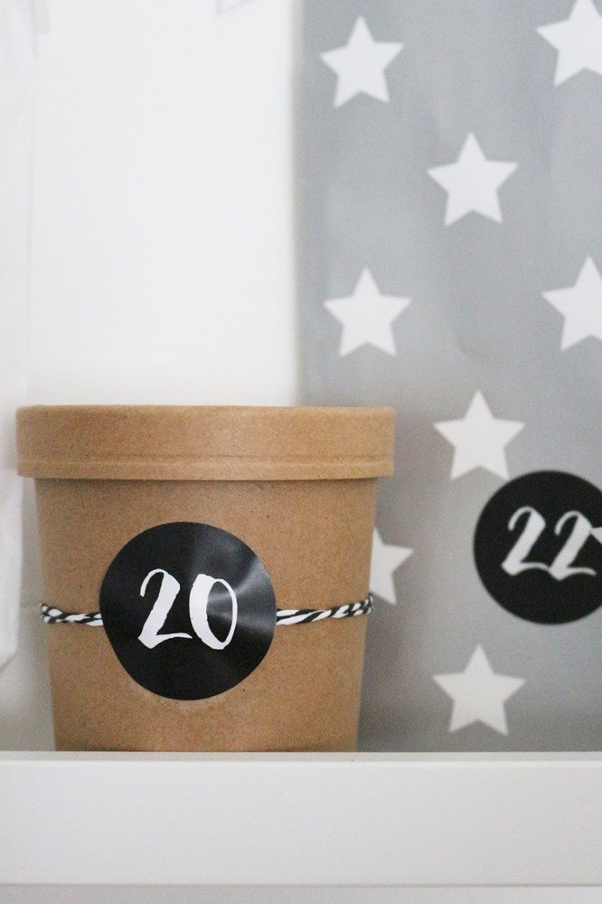 Bild: Diese DIY Adventskalender Idee für ihn mit Freebie Gutscheinen zum Ausdrucken und Verschenken, Adventskalender ganz schnell und einfach selber basteln; gefunden auf www.partystories.de mit Bastelutensilien von www.miomodo.de