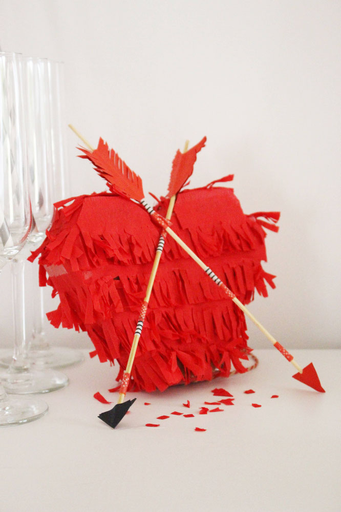 Bild: DIY HERZ PINATA // Eine DIY Herz Pinata als kreative Idee für Party Deko oder Geschenk Idee zum Valentinstag oder eine Hochzeit mit dieser Anleitung und Bastelvorlage einfach selber machen; gefunden auf www.partystories.de