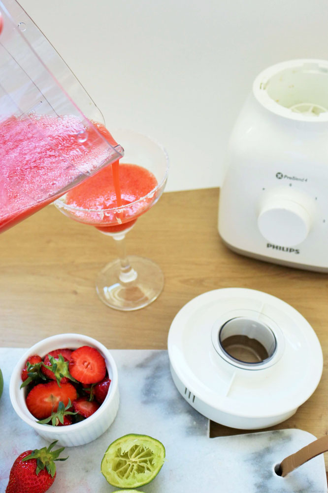 Bild: Einfaches Rezept für leckere fruchtige frozen Margaritas mit Früchten wie Erdbeeren, Wassermelone, Ananas, Pfirsich oder Mangos, der perfekte Drink für eine Party im Sommer; gefunden auf www.partystories.de