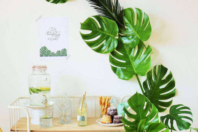 Bild: DIY Greenery und urban Jungle Deko Ideen für die Party und Hochzeit; mit Freebie Bastelvorlage für Monstera Party Deko Printables; gefunden auf www.partystories.de