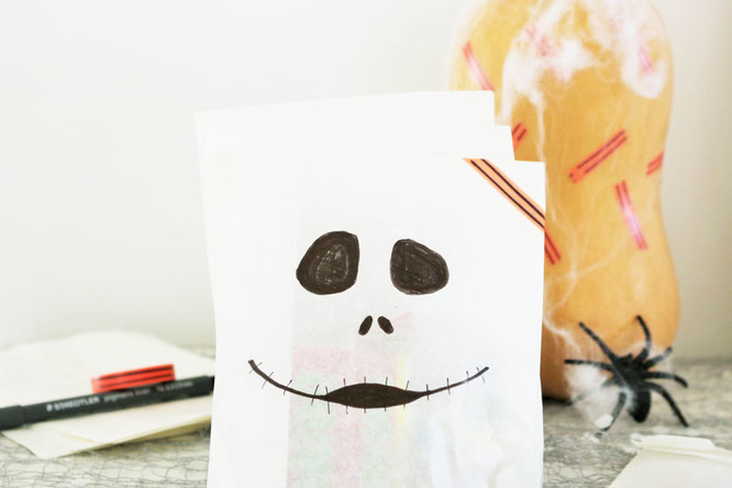Bild: Eine schnelle last-minute Idee, um Halloween Süßigkeiten zu verpacken - in Brotpapier Tüten samt aufgemalten Gespenster- und Geistergesichtern. Anleitung und noch mehr DIY Halloween Ideen zum Feiern gibt's auf www.partystories.de