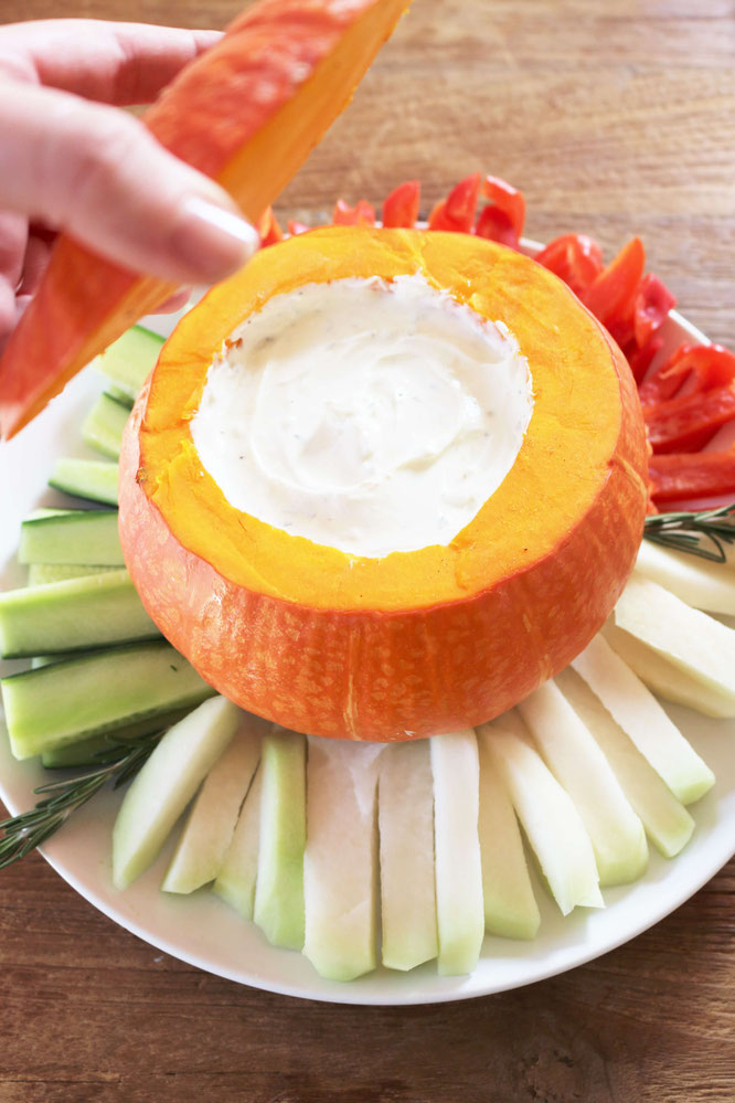 Bild: Rohkostplatte als Partyfood mit Dip aus dem Kürbis - leckeres und einfaches Rezept für den Herbst und Halloween; gefunden auf www.Partystories.de