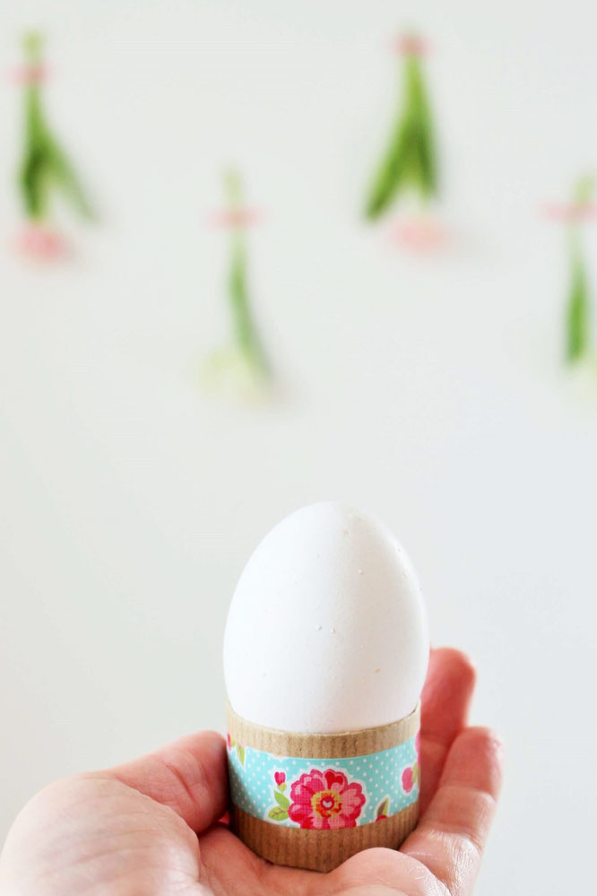Bild: DIY Eierbecher Upcycling Idee - mit Klopapier Rolle oder Küchenpapier Rolle und Washitape ganz einfach Eierbecher als Tischdeko, für Ostern oder den Brunch selber basteln; gefunden auf www.partystories.de