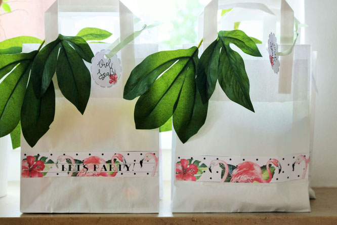 Bild: Ideen für eine Tropical Sommer Party - So einfach eine schöne tropische Party mit DIY Deko, Essen und Getränken für jeden Anlass umsetzen und feiern // Mitgebsel und Gastgeschenke schön verpacken // www.partystories.de